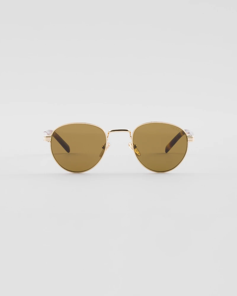 Sunglasses with the iconic metal plaque