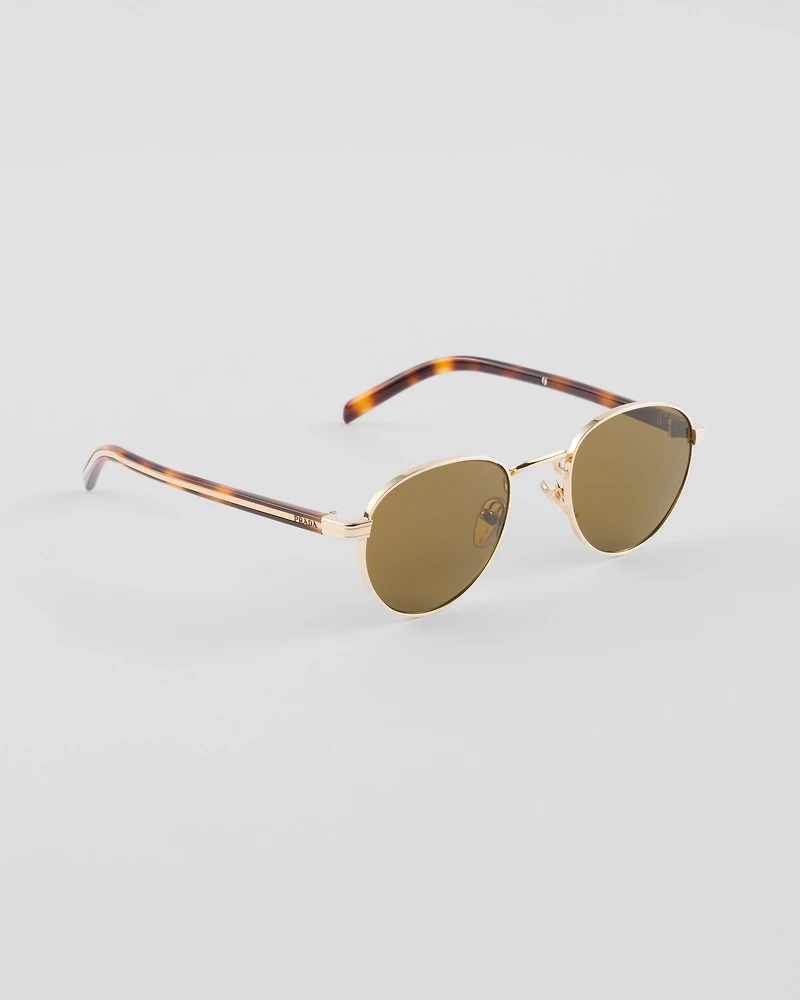 Sunglasses with the iconic metal plaque