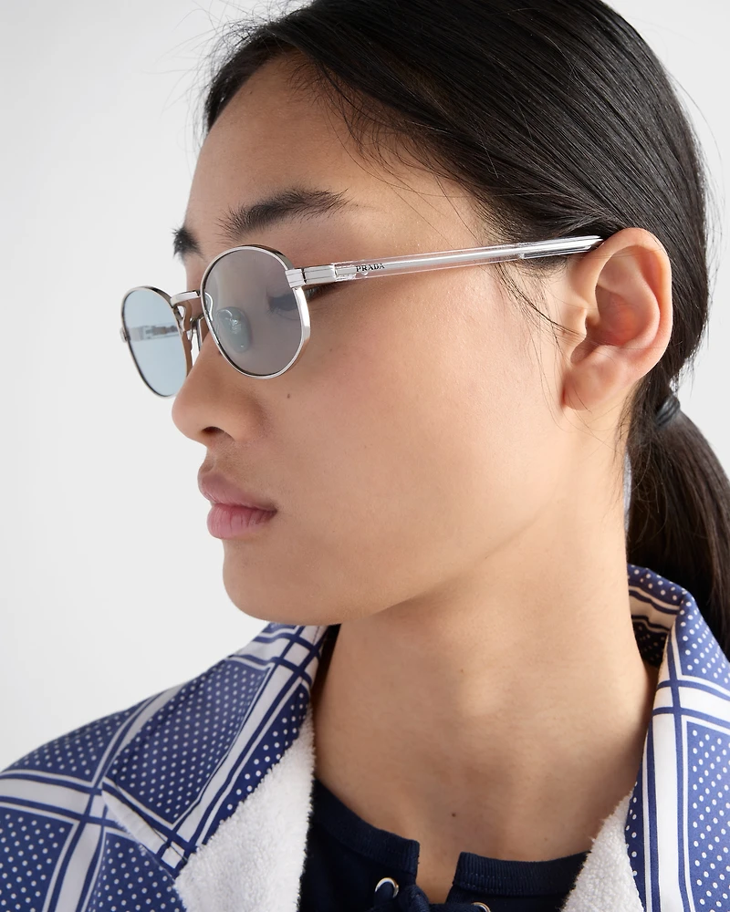 Sunglasses with the iconic metal plaque