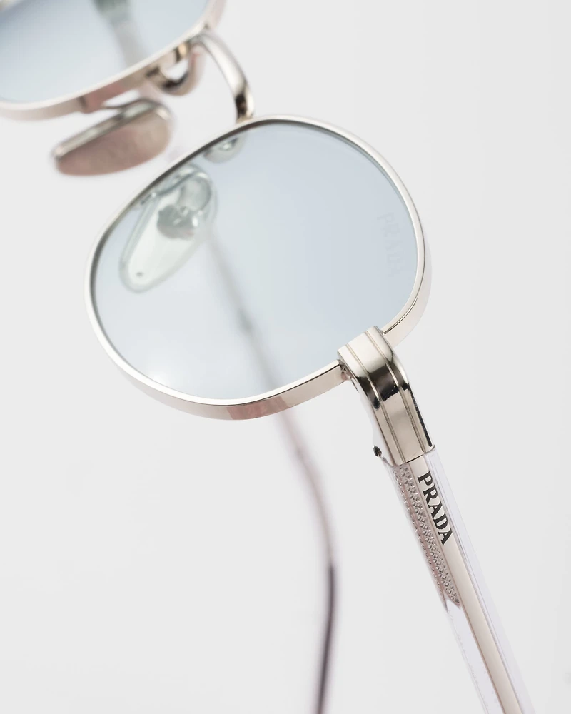 Sunglasses with the iconic metal plaque