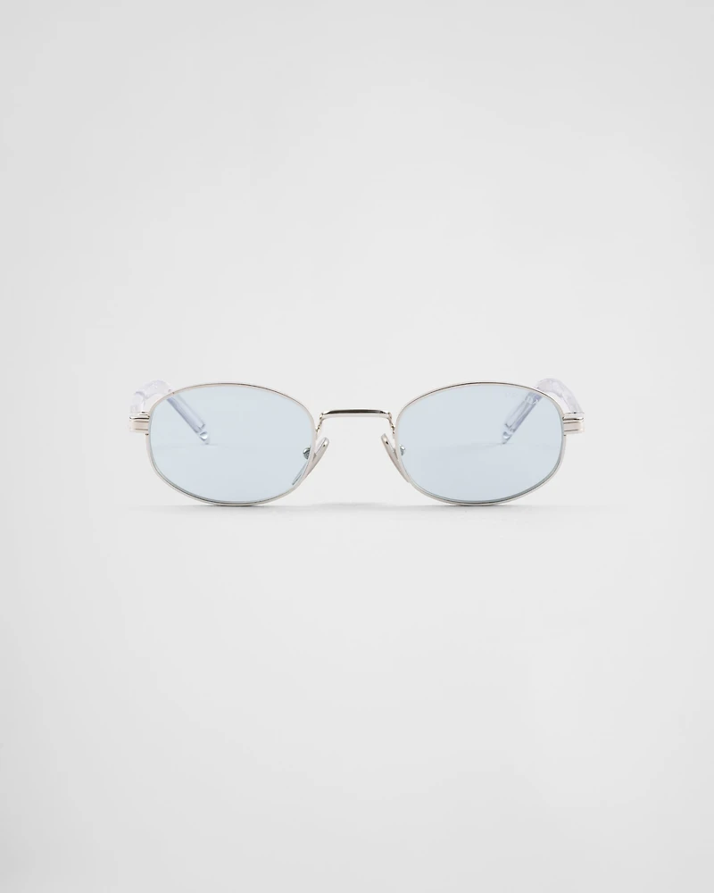 Sunglasses with the iconic metal plaque
