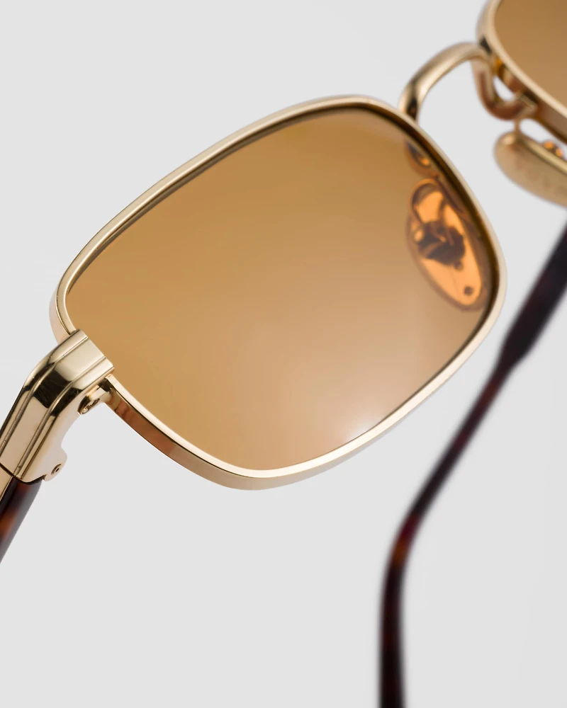 Sunglasses with the iconic metal plaque