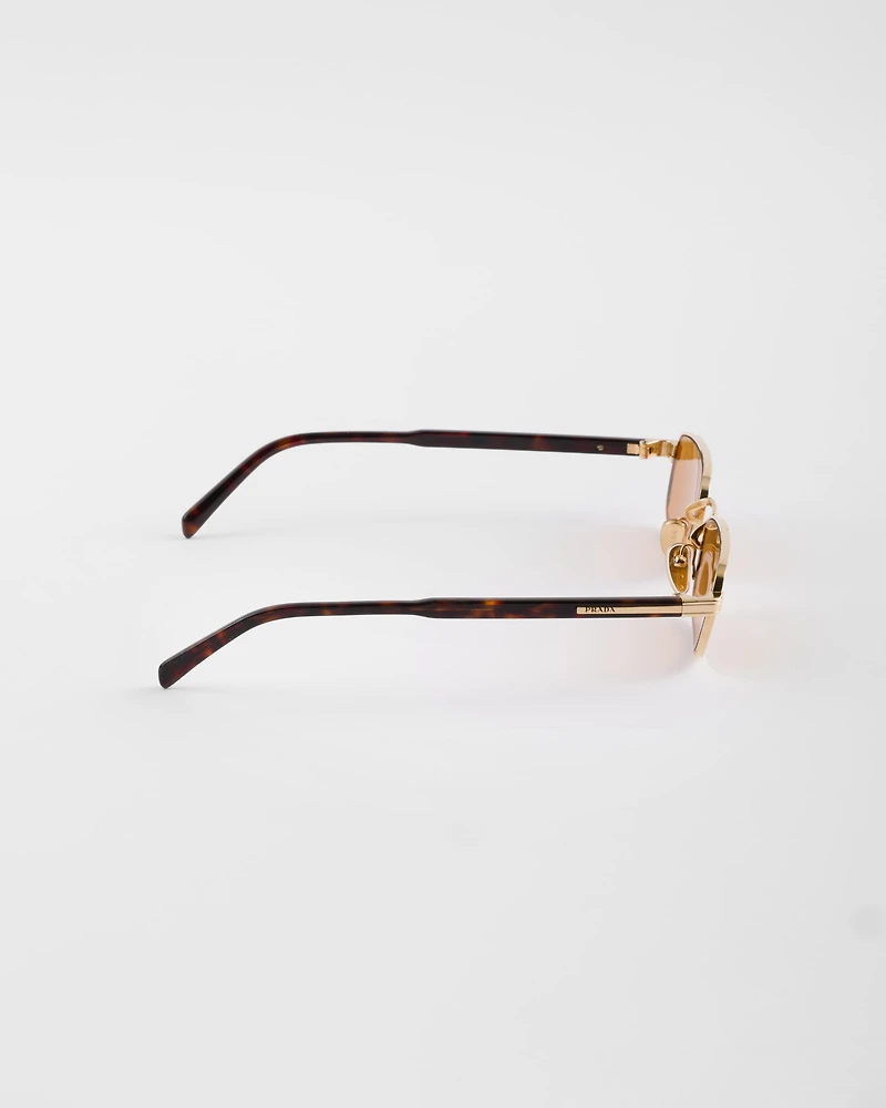 Sunglasses with the iconic metal plaque