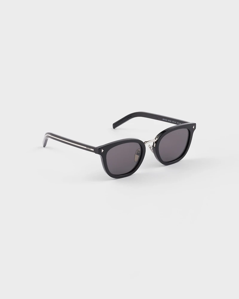 Sunglasses with the iconic metal plaque