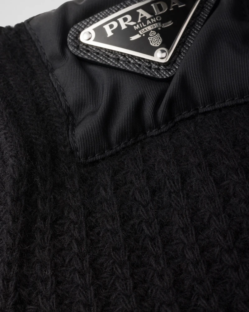 Wool and cashmere gloves