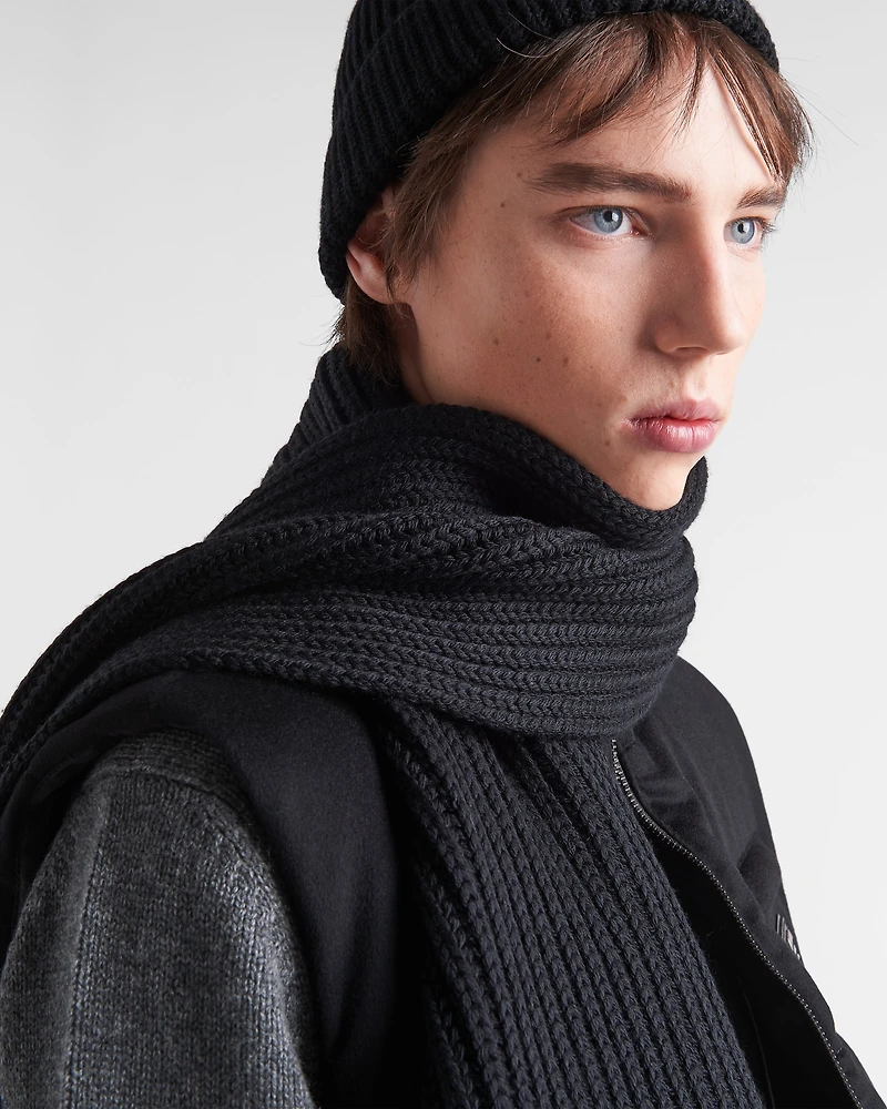 Wool scarf with Re-Nylon gabardine pocket