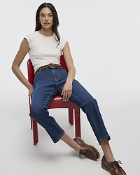 Jean à jambe droite et taille mi-haute