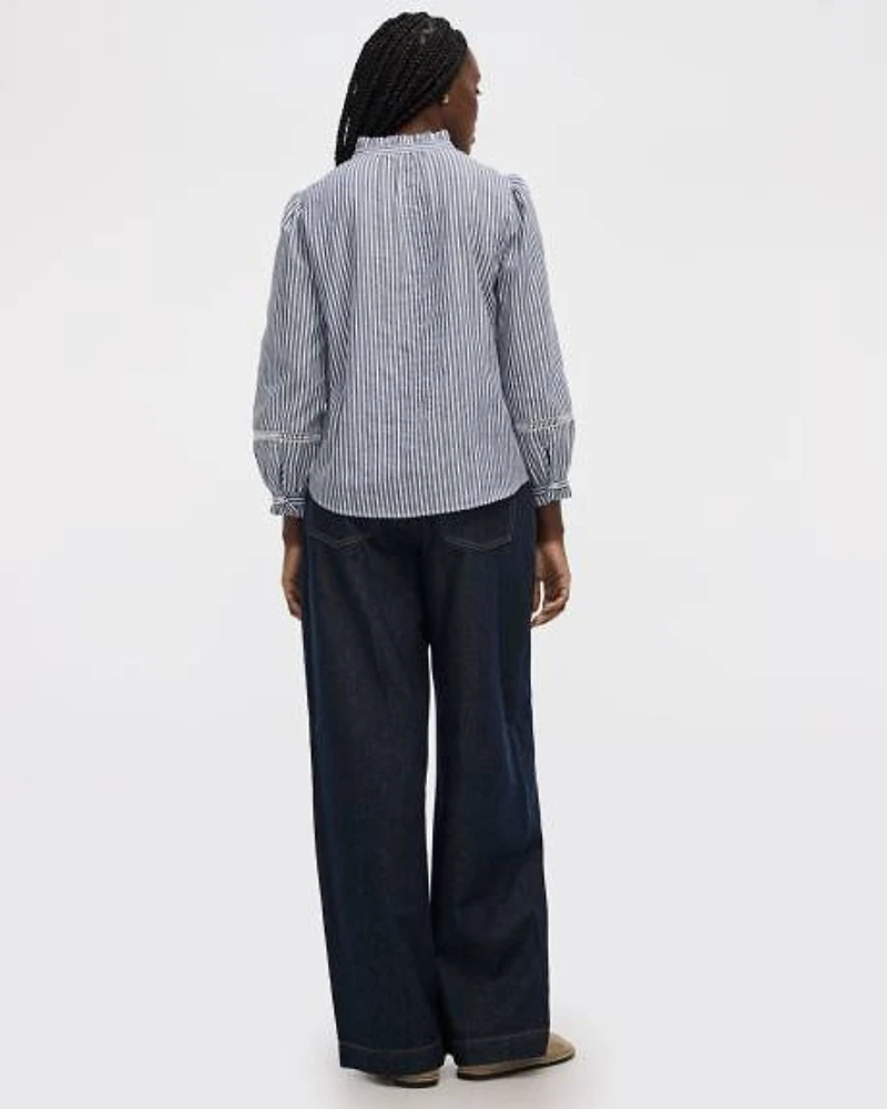 Blouse à manches bouffantes et col montant avec broderies