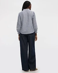 Blouse à manches bouffantes et col montant avec broderies
