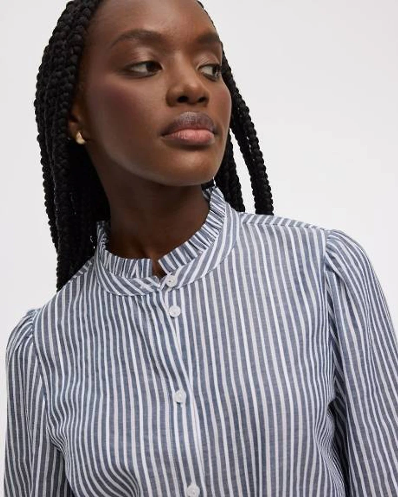 Blouse à manches bouffantes et col montant avec broderies