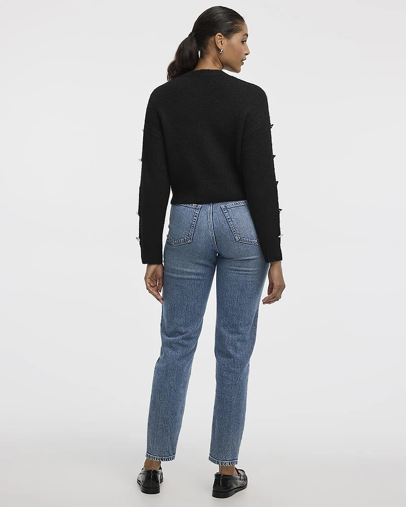 Pull à col bateau et manches longues ornées de bijoux