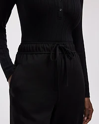 Pantalon à taille haute et jambe fuselée