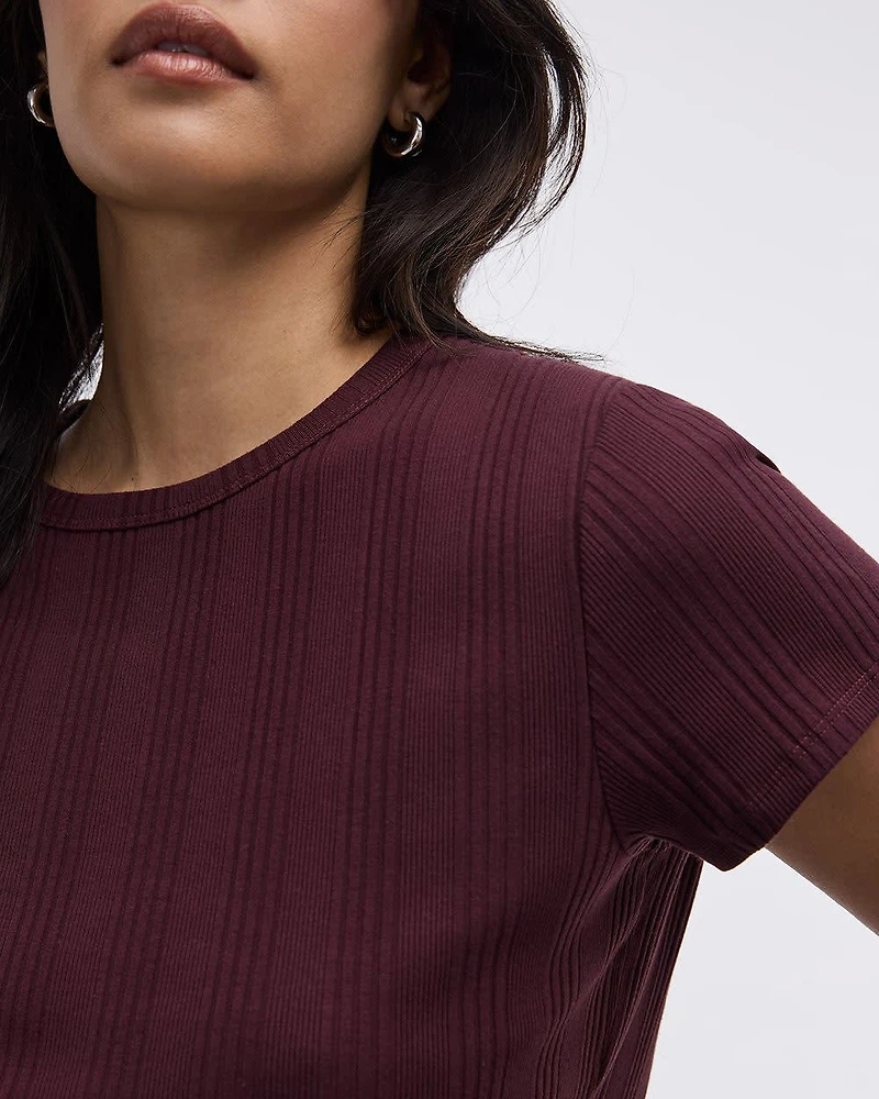 T-shirt ajusté et côtelé à col rond