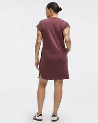 Robe à manches très courtes et col rond avec poches