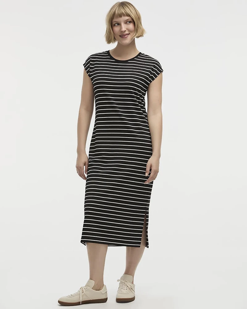 Robe midi rayée à manches très courtes et col rond