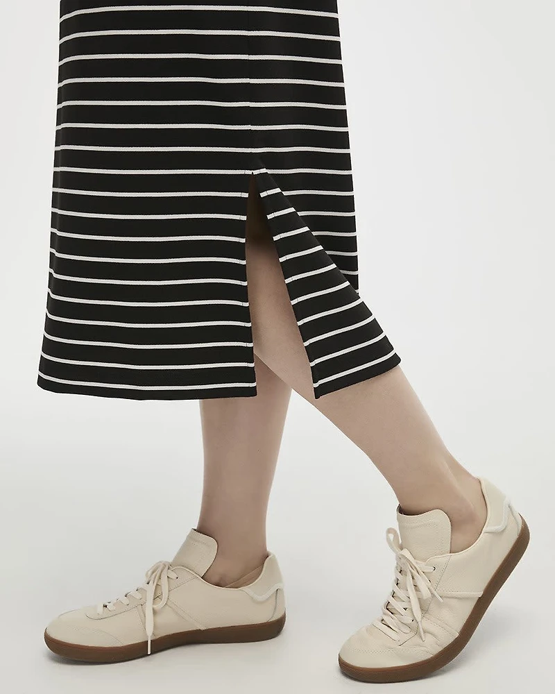 Robe midi rayée à manches très courtes et col rond