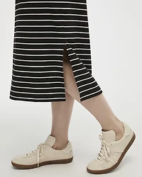 Robe midi rayée à manches très courtes et col rond