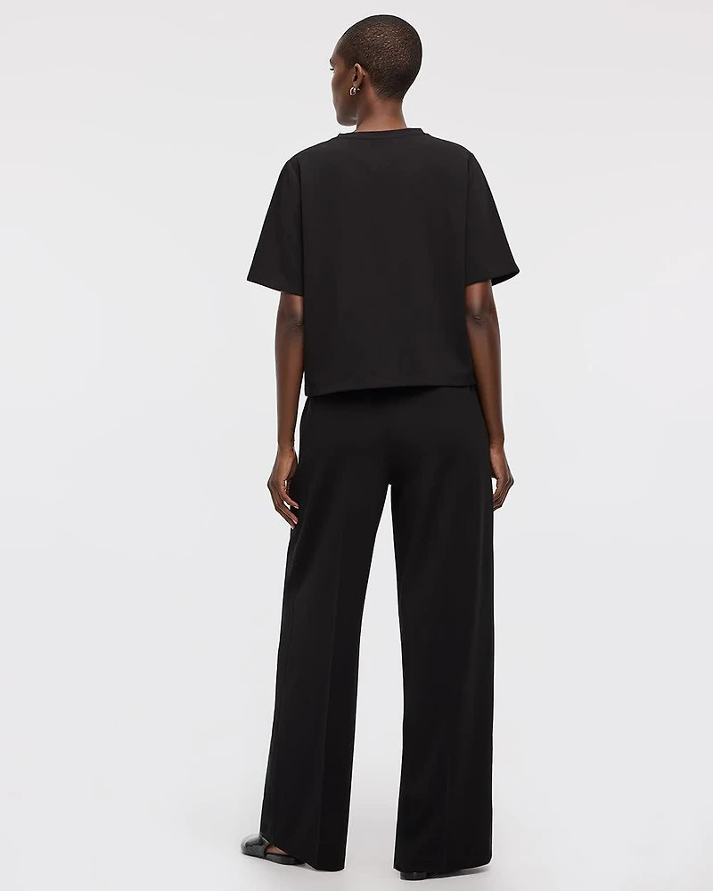 Haut à manches courtes et col rond orné de bijoux