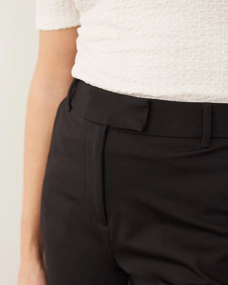 Pantalon à taille haute et jambe étroite
