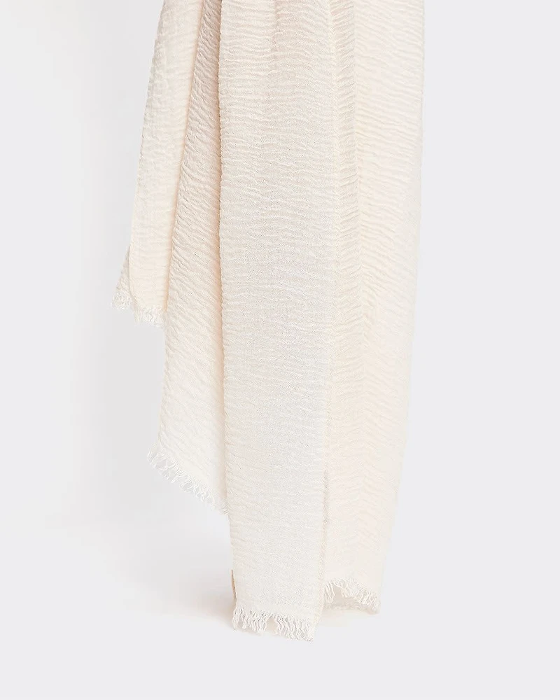 Foulard froissé avec ourlets effilochés