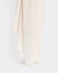 Foulard froissé avec ourlets effilochés