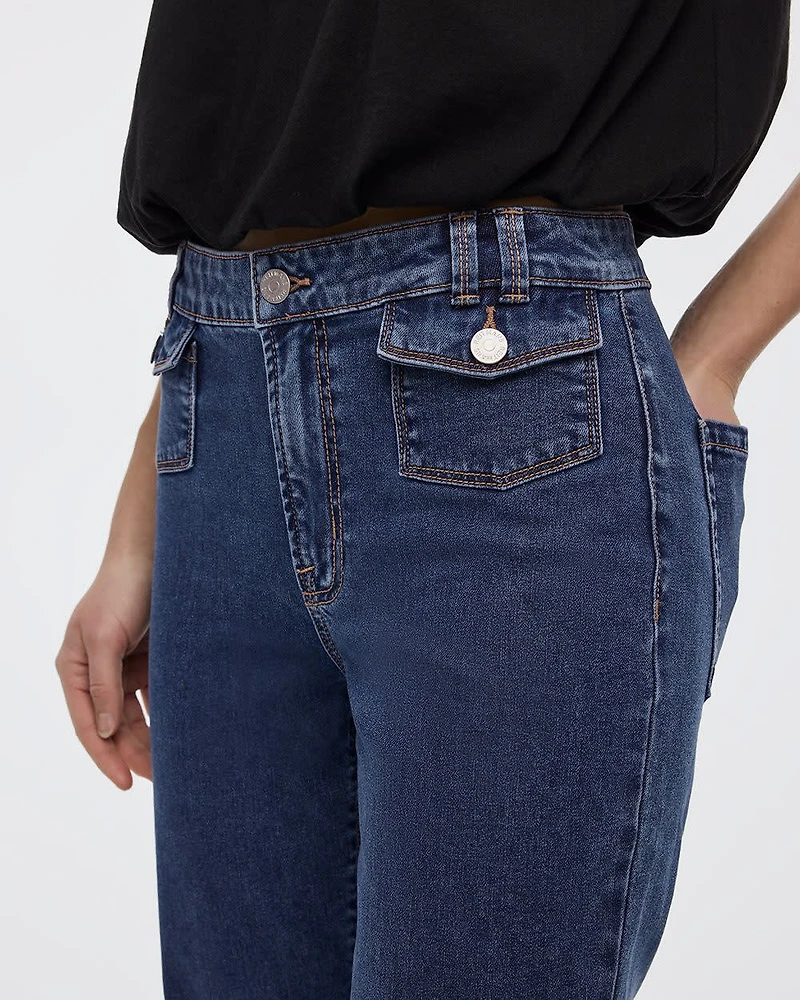 Jean à jambe évasée et taille mi-haute avec poches rabat
