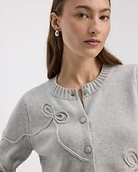 Cardigan à manches longues et col rond avec boucles en relief