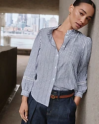 Blouse à manches bouffantes et col montant avec broderies