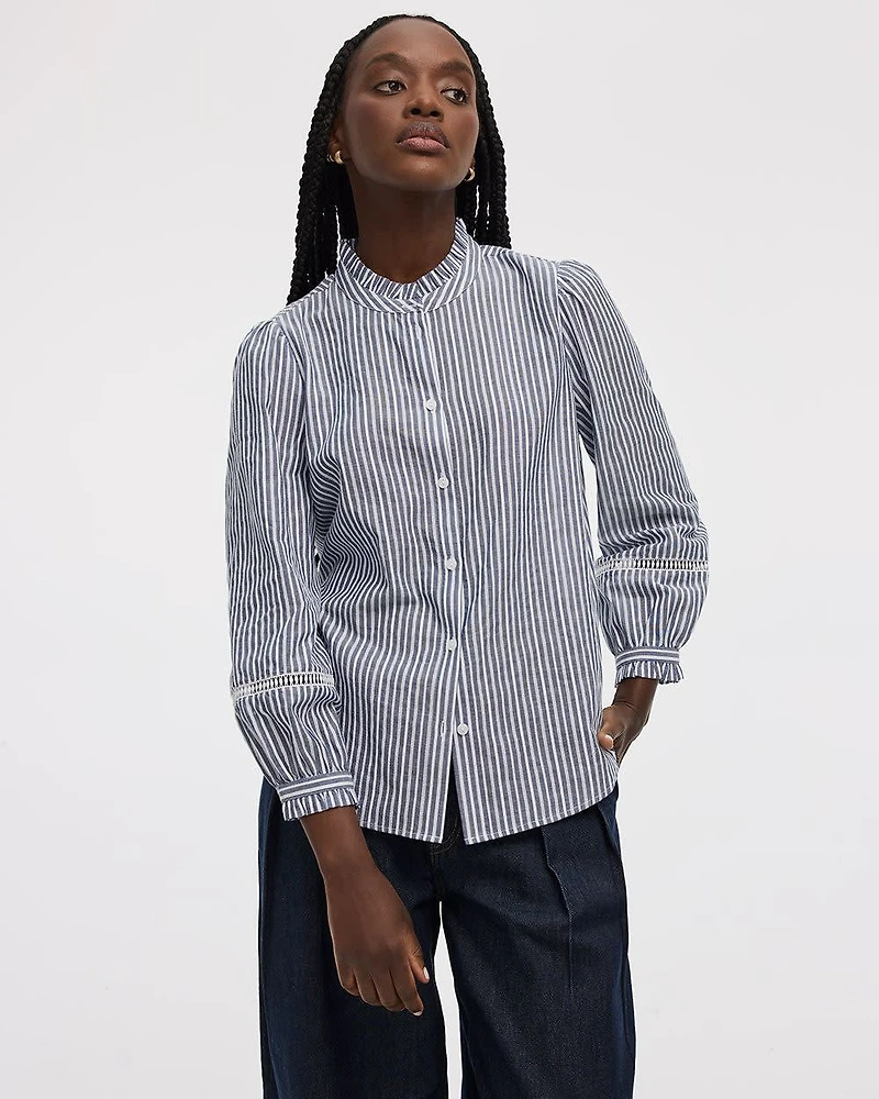 Blouse à manches bouffantes et col montant avec broderies