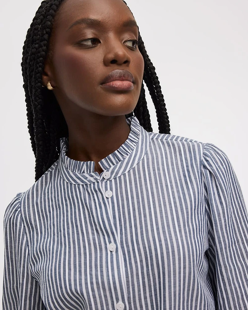 Blouse à manches bouffantes et col montant avec broderies