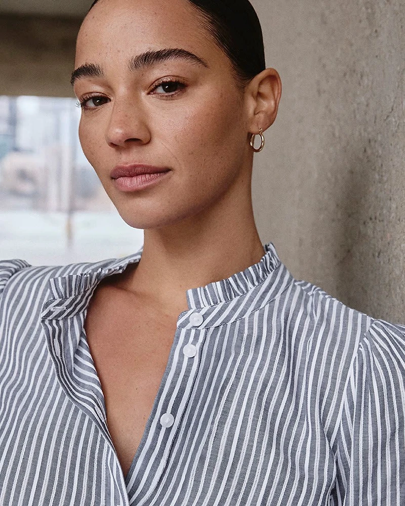 Blouse à manches bouffantes et col montant avec broderies