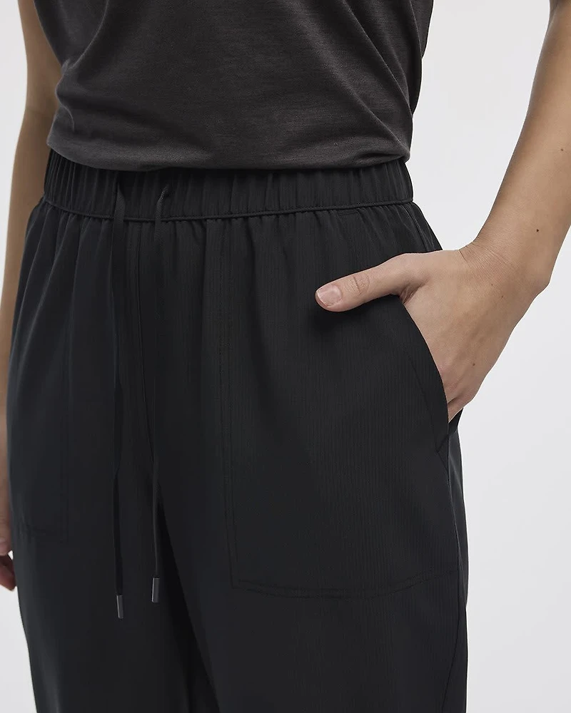 Textured Woven Capri Pant