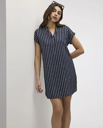 Robe droite à manches très courtes et col fendu