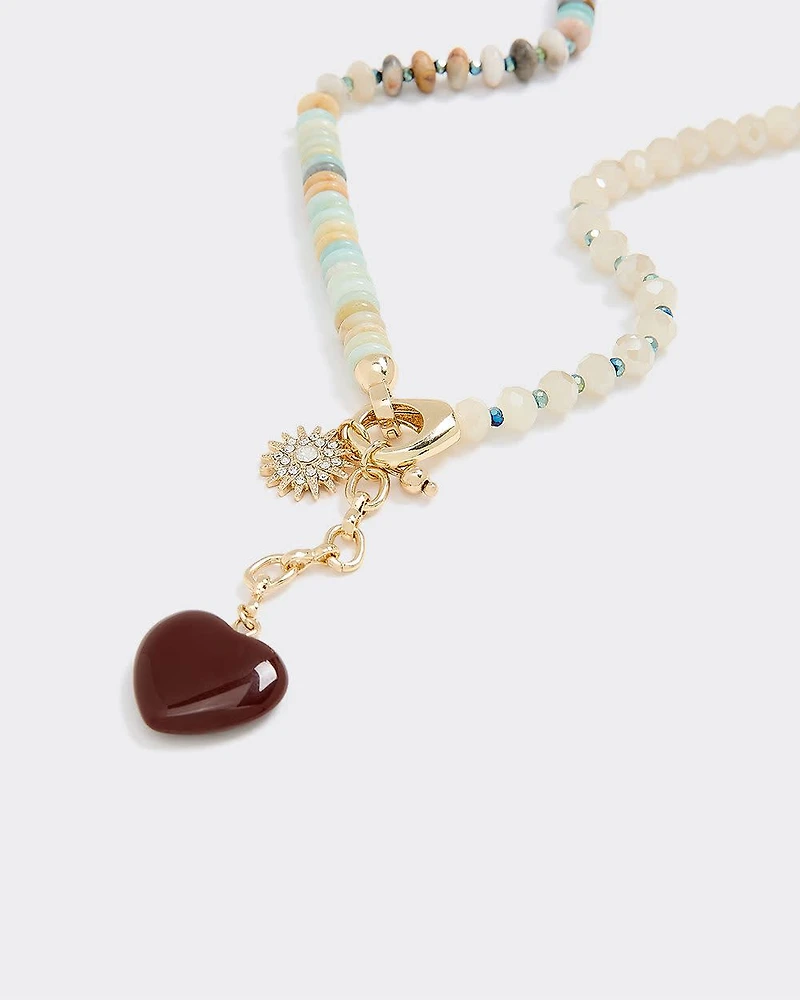 Collier en billes avec pendentif en coeur