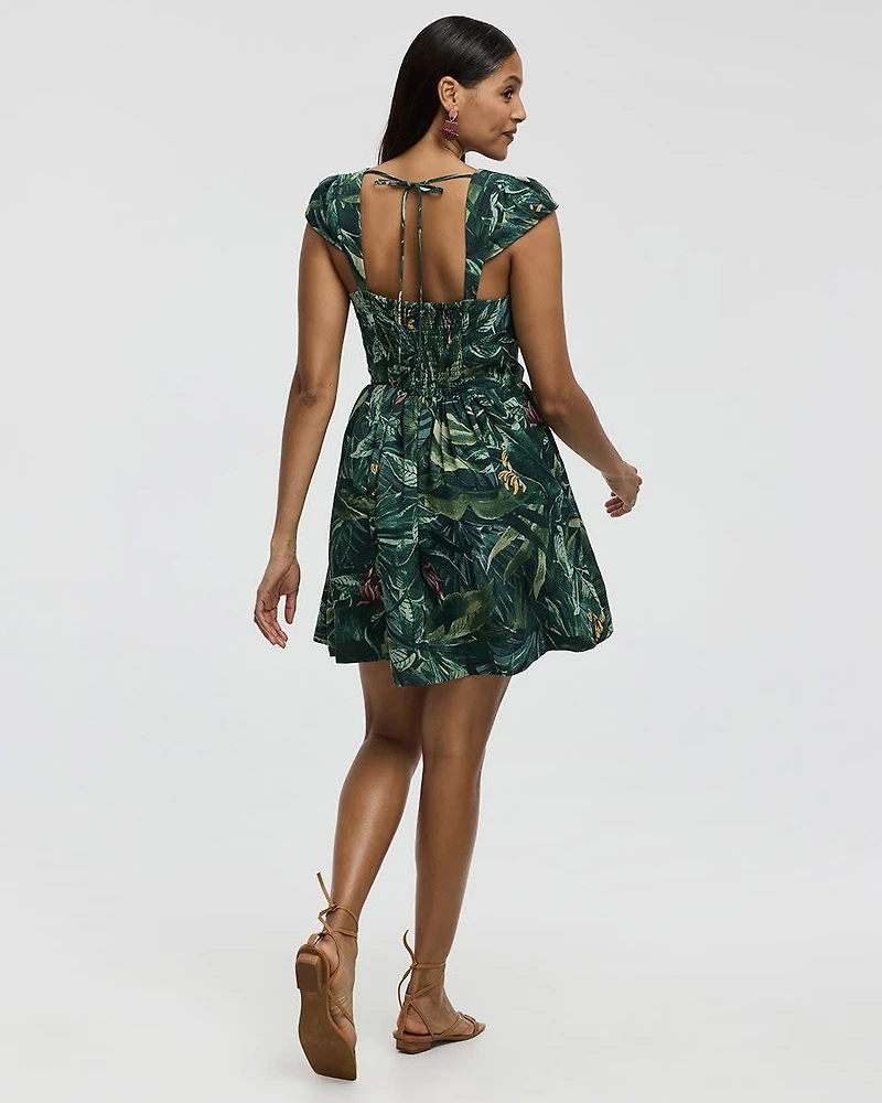 Robe courte à manches très courtes et col carré