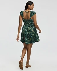 Robe courte à manches très courtes et col carré
