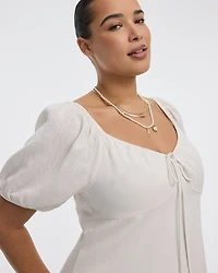 Robe courte à manches courtes bouffantes encolure en coeur