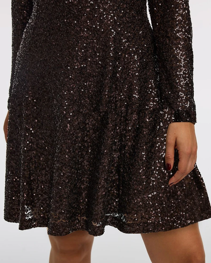 Robe courte cintrée et évasée à paillettes manches longues