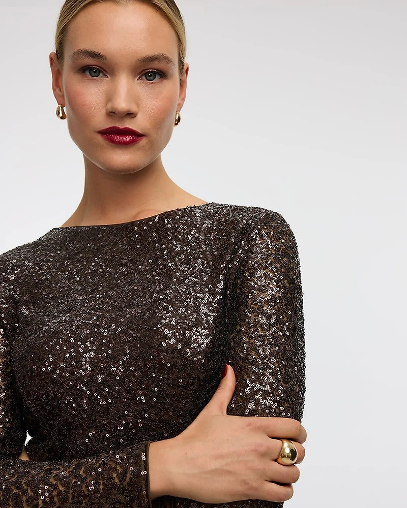 Robe courte cintrée et évasée à paillettes manches longues