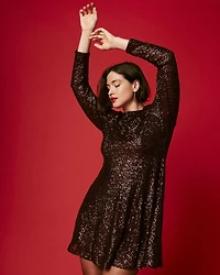 Robe courte cintrée et évasée à paillettes manches longues