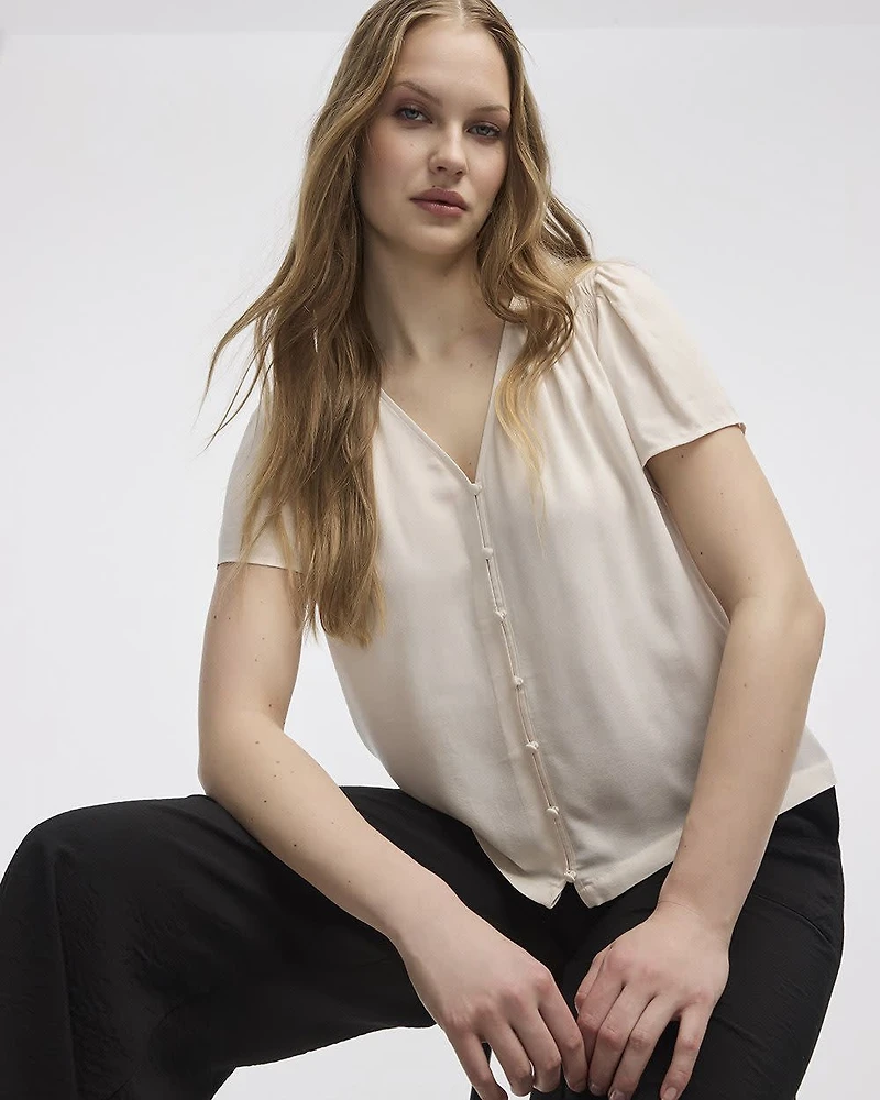Blouse à col V et manches courtes à volants