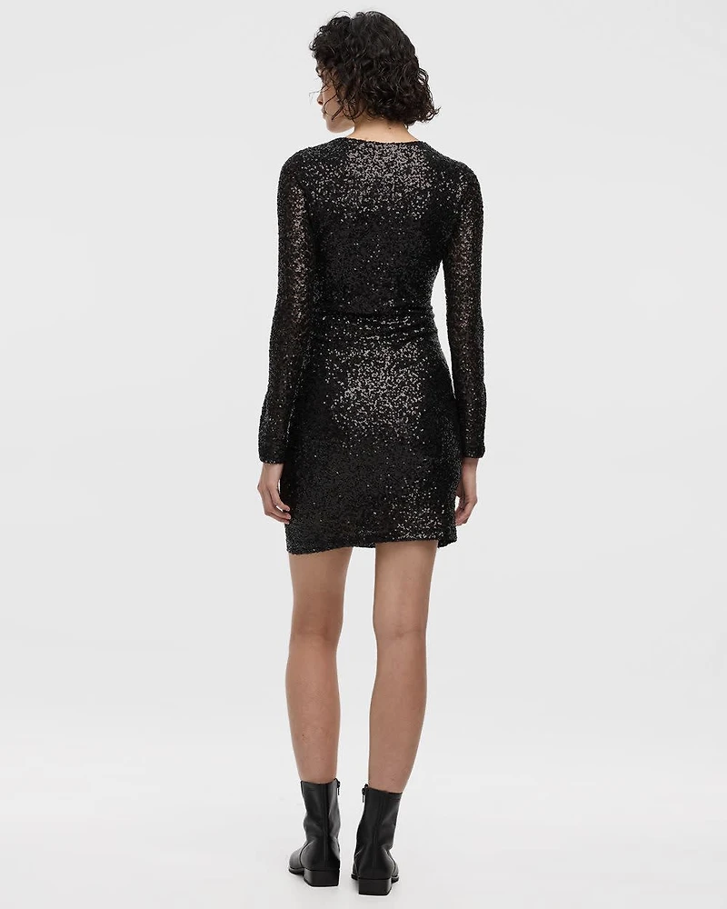 Robe courte moulante à paillettes manches longues