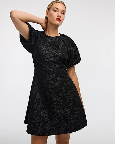 Robe cintrée et évasée à manches courtes avec détails nouer au dos