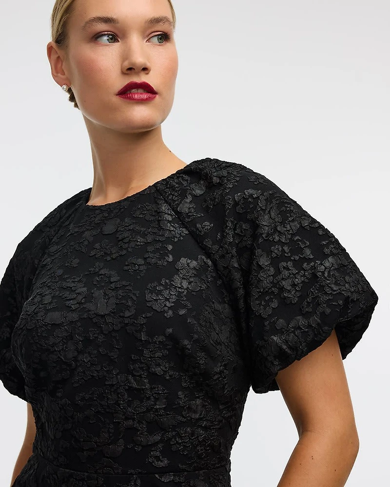 Robe cintrée et évasée à manches courtes avec détails nouer au dos