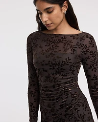 Robe courte moulante à manches longues