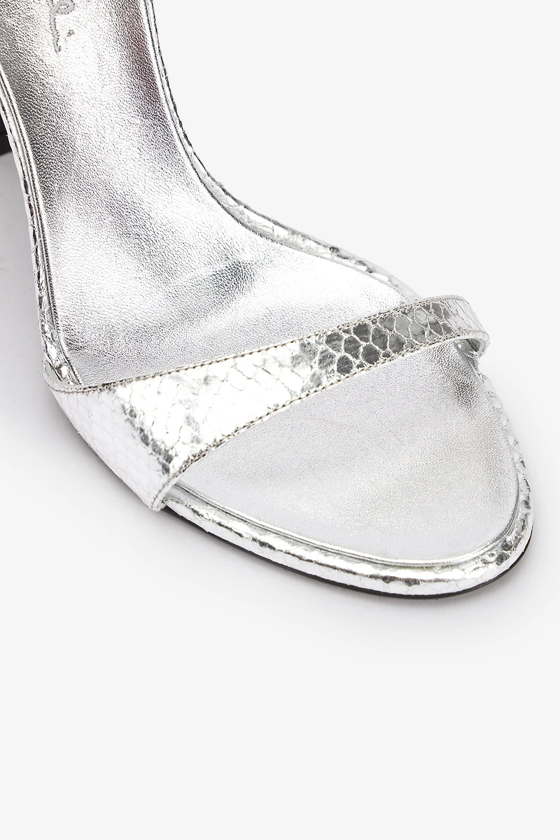 Metallic sandals with heels and tigers