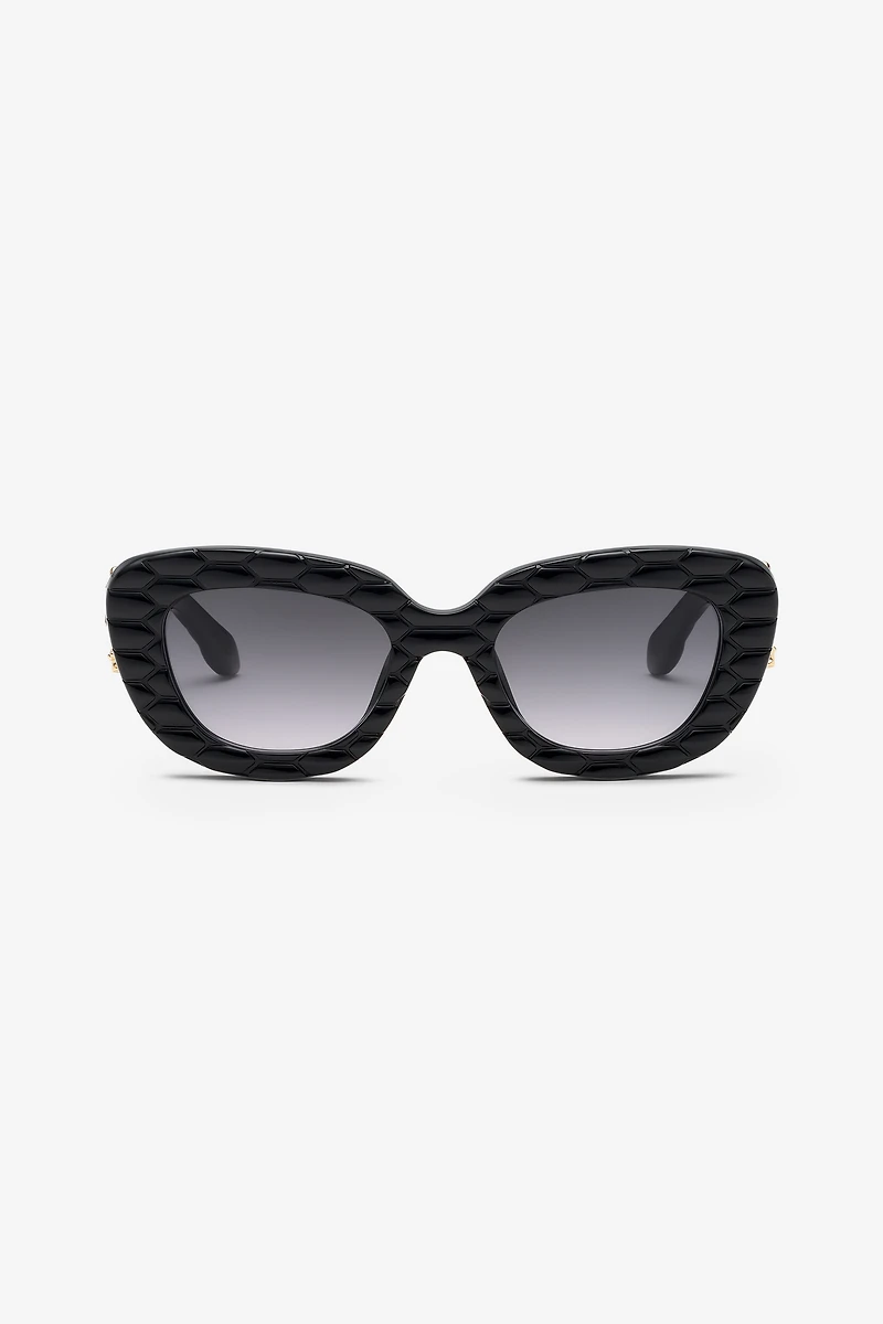 Sunglasses with wide bold cat-eye front
