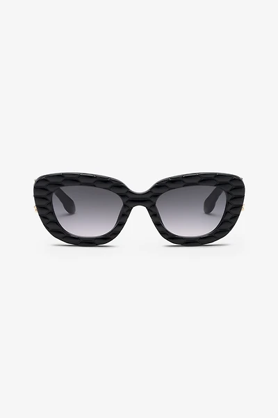 Sunglasses with wide bold cat-eye front
