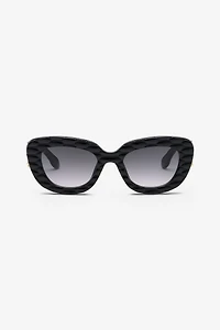 Sunglasses with wide bold cat-eye front