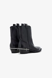 Textano Boots with Fang detail